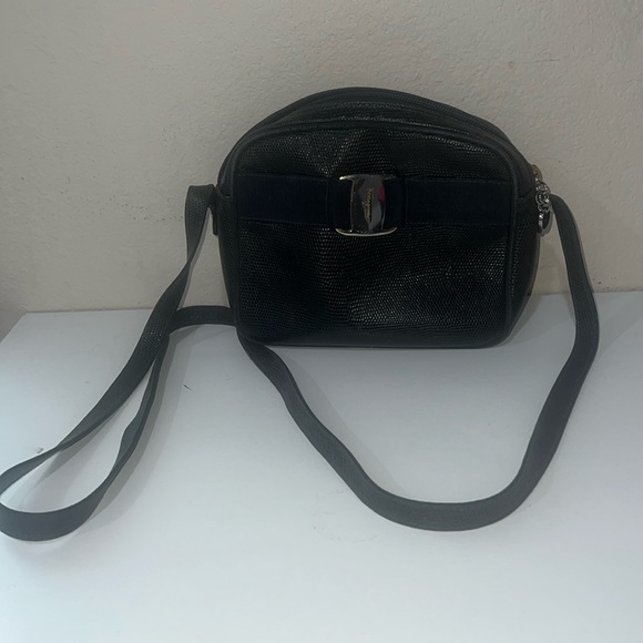 SALVATORE FERRAGAMO VARA BLACK LIZARD LEATHER CROSSBODY HANDBAG PURSE